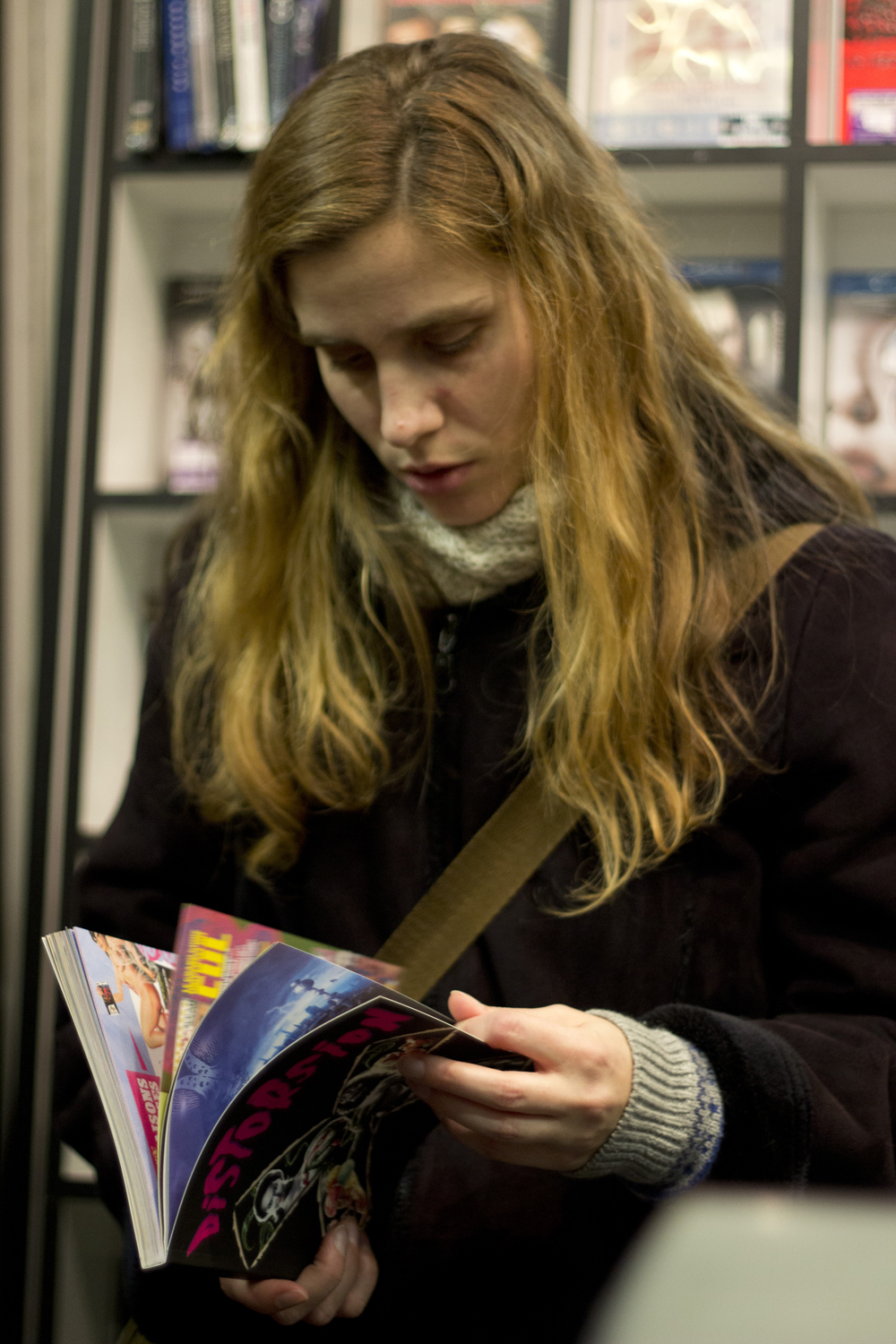 Marjolaine compte les pages. Il y en a tant..